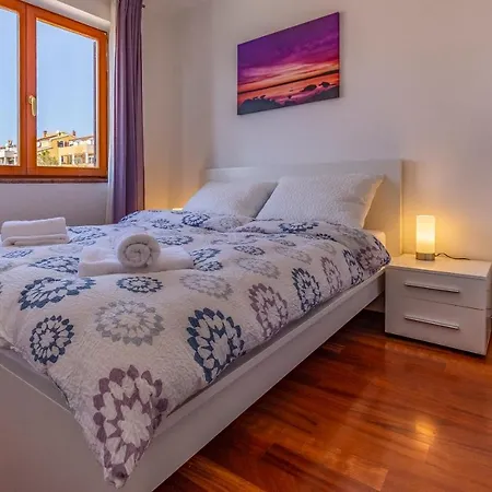 Pula, Family Friendly, Comfortable, Free Parking And Wifi Apartment