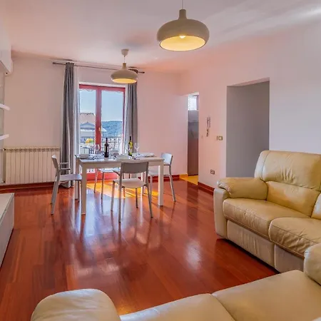 Pula, Family Friendly, Comfortable, Free Parking And Wifi Apartment Pula