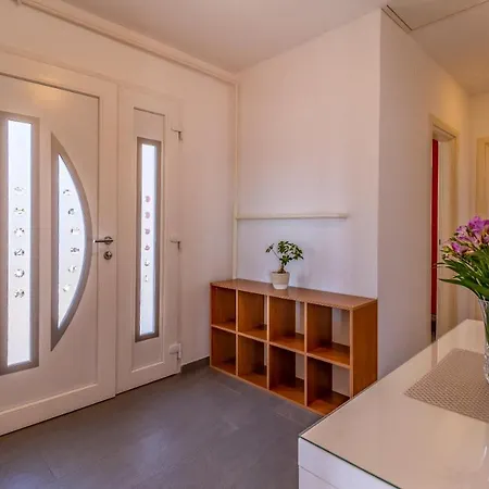 Apartment Pula, Family Friendly, Comfortable, Free Parking And Wifi *