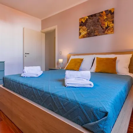 Apartment Pula, Family Friendly, Comfortable, Free Parking And Wifi *