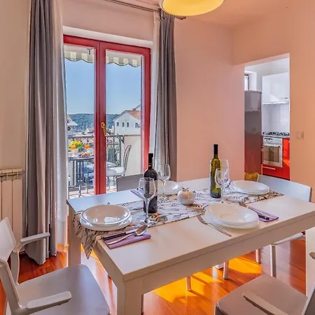 Pula, Family Friendly, Comfortable, Free Parking And Wifi *
