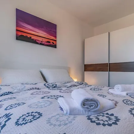 Pula, Family Friendly, Comfortable, Free Parking And Wifi * Pula
